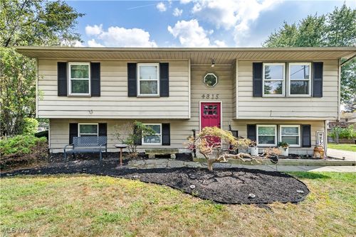 4815 New Rd, Austintown, OH, 44515-3833 | Card Image