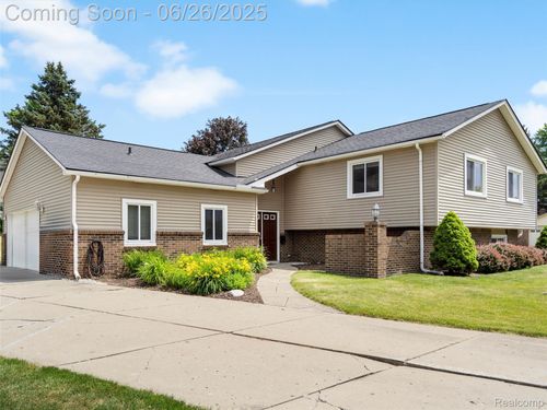 890 Darwin Place Dr, Rochester Hills, MI, 48307-3315 | Card Image