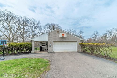 20719 Kennoway Cir, Beverly Hills, MI, 48025-3847 | Card Image