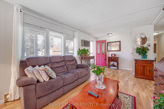 11 Locust Hill Dr, House other with 2 bedrooms, 1 bathrooms and 2 parking in Innisfil ON | Image 5