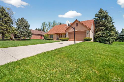 23010 Willowbrook Dr, Farmington Hills, MI, 48335-3669 | Card Image