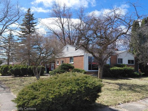 1801 W Hobson Ave, Flint, MI, 48504-7043 | Card Image