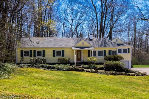 8253 Summit Dr, Chagrin Falls, OH, 44023-4648 | Card Image