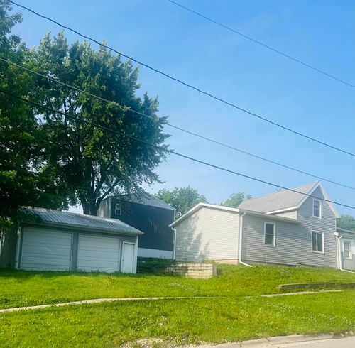902 Railroad St, Parkersburg, IA, 50665-7682 | Card Image