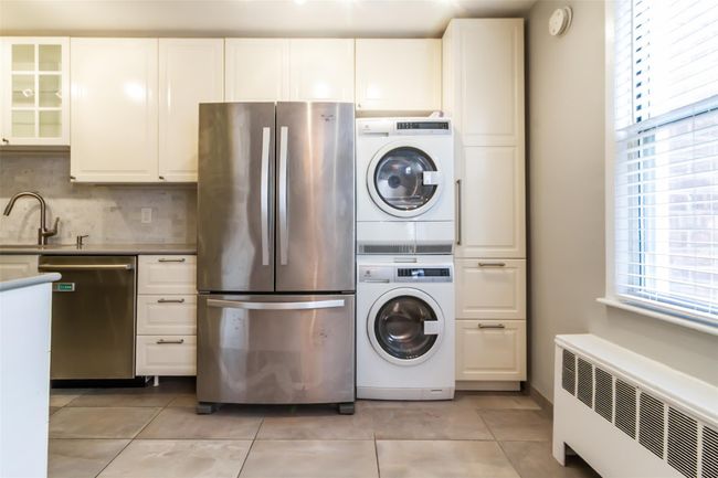 Large open doorway to kitchen from living room | Image 4