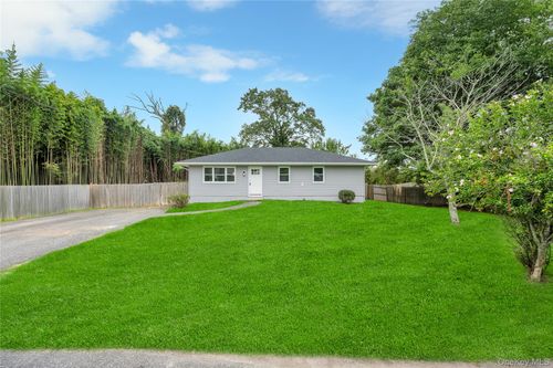 4 Stanley Dr, Shirley, NY, 11967-4120 | Card Image
