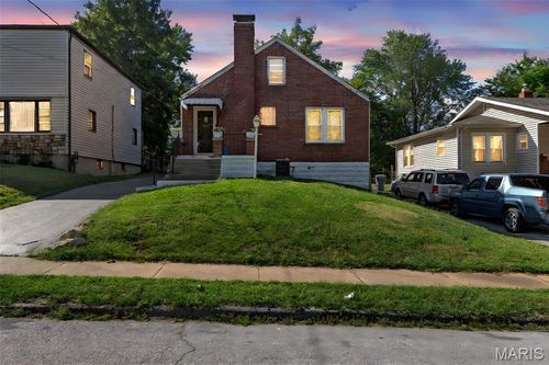 8920 Burton Ave, Overland, MO, 63114-4824 | Card Image