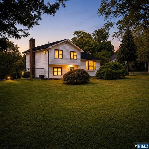 647 Wyckoff Ave, Mahwah, NJ, 07430-3011 | Card Image