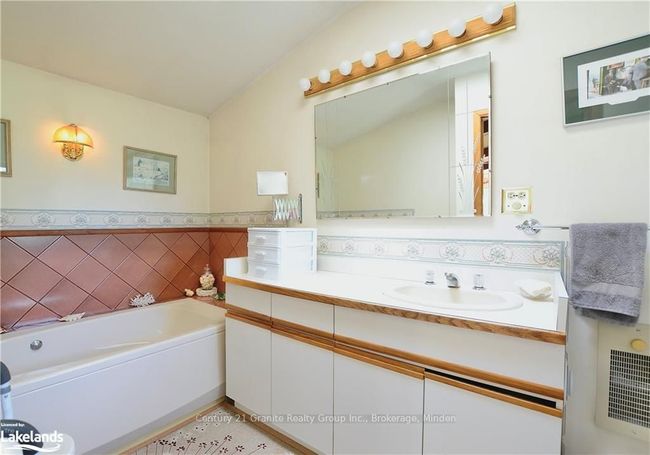 9717 Highway 118, House other with 2 bedrooms, 2 bathrooms and 8 parking in Algonquin Highlands ON | Image 16