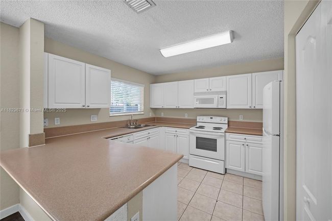 8995 Sw 213 Th St, House other with 4 bedrooms, 3 bathrooms and null parking in Cutler Bay FL | Image 7