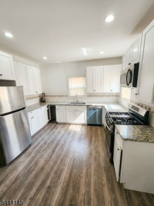 19 Cloverhill Pl, Montclair, NJ, 07042-4818 | Card Image