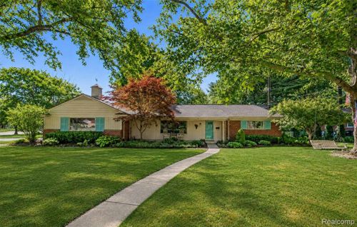 23270 Fleming Dr, Farmington, MI, 48335-4132 | Card Image