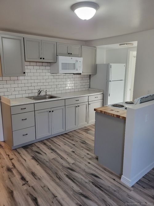 80 Homestead St, Manchester, CT, 06042-3043 | Card Image