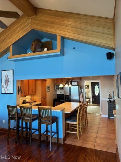 6 Seat breakfast bar with Corian countertops | Image 3