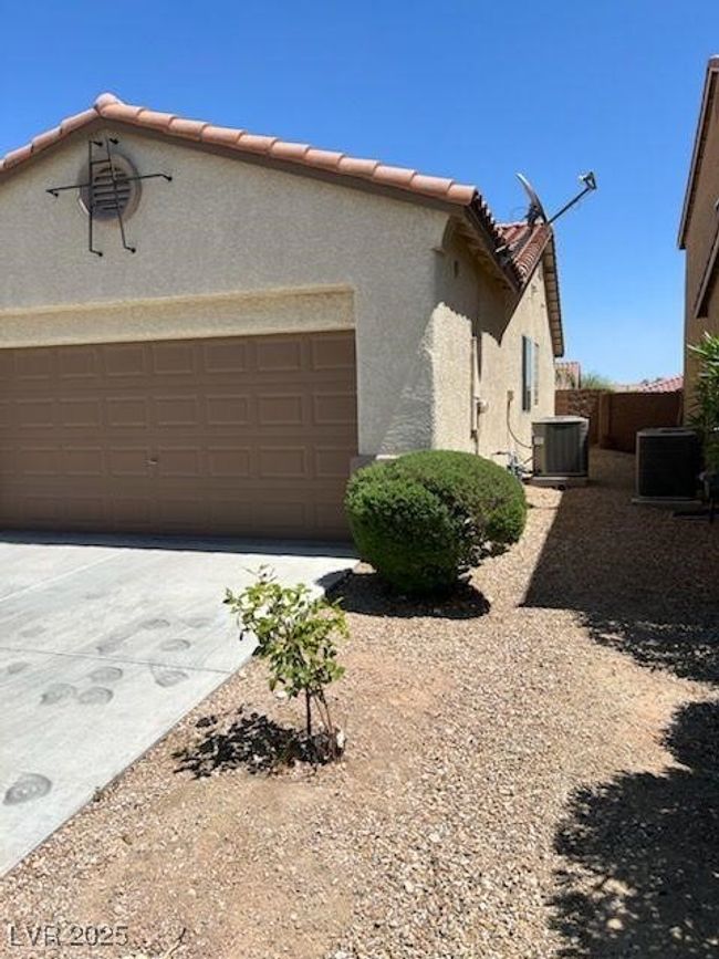 2 car garage | Image 37