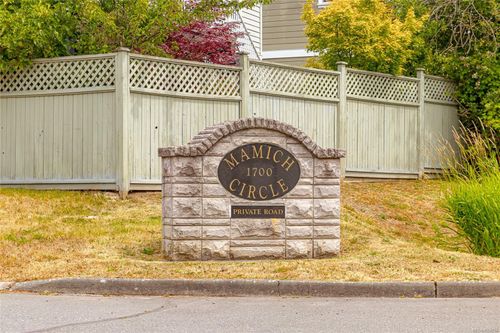 1734 Mamich Cir, Saanich, BC, V8N6N1 | Card Image