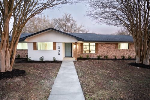 1009 Robinhood Rd, Brenham, TX, 77833-2570 | Card Image