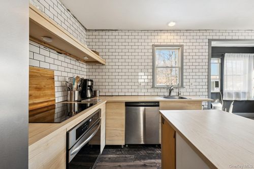 176 Maple Ave, Riverhead, NY, 11901-4202 | Card Image