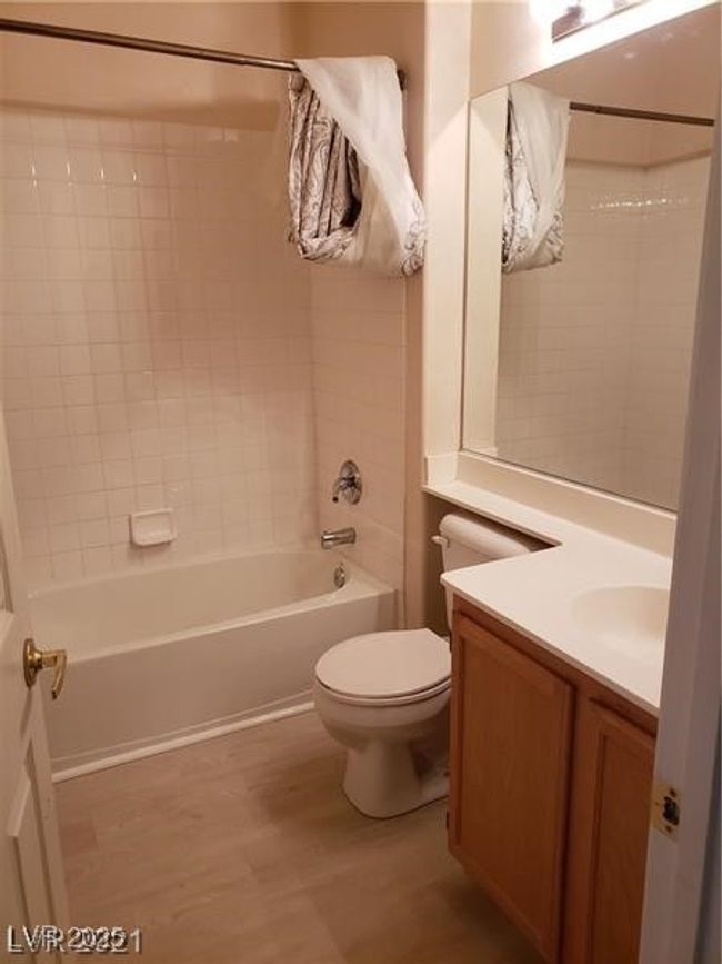 Bathroom with vanity and shower / bathtub combination | Image 16