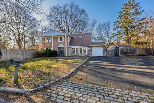 4 Vale Ct, Mount Sinai, NY, 11766-1725 | Card Image
