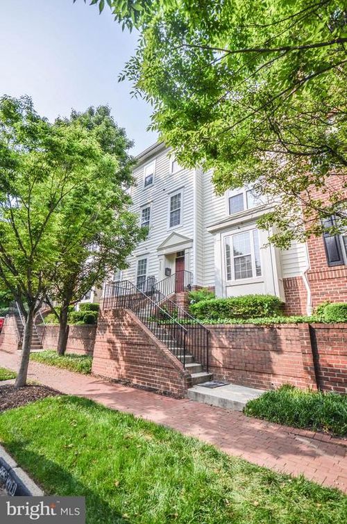 apt-102-8860 Ashgrove House Ln, VIENNA, VA, 22182-5562 | Card Image