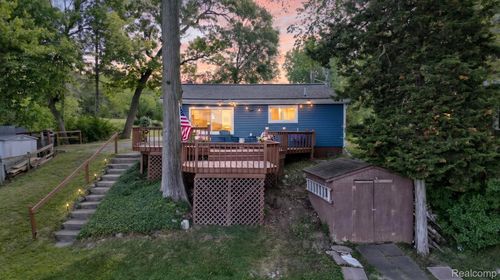 1717 Triangle Lake Rd, Howell, MI, 48843-7921 | Card Image