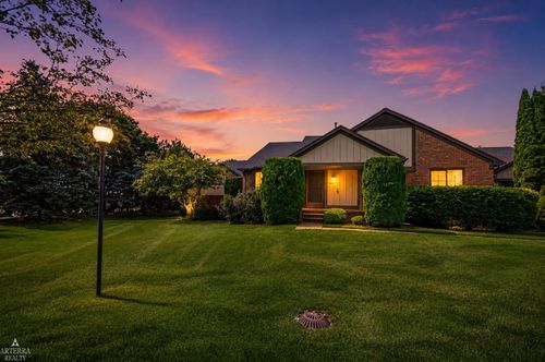 32 Meadow Wood Dr, Rochester Hills, MI, 48307-3082 | Card Image