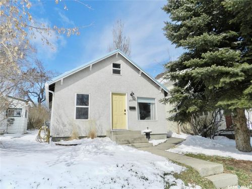 1030 Hochelaga Street W, Moose Jaw, SK, S6H2H9 | Card Image