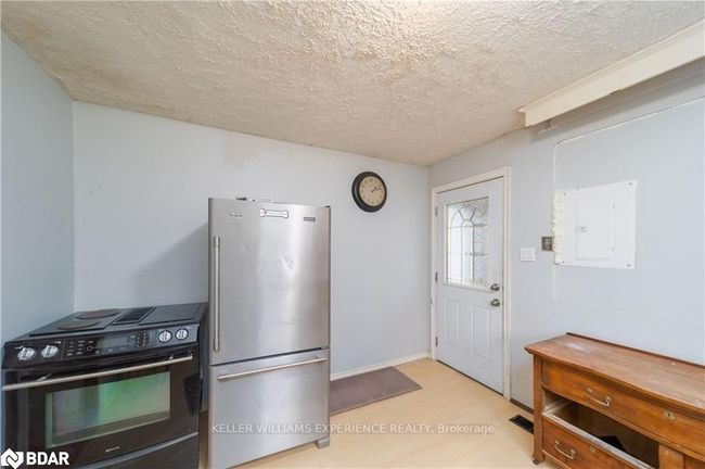 177 Mill St, Home with 2 bedrooms, 1 bathrooms and 2 parking in Angus ON | Image 11