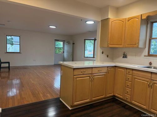 21 Dave Ln, S Setauket, NY, 11720-1006 | Card Image