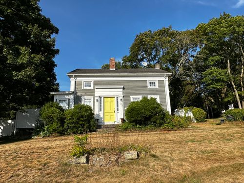 33 E Pattagansett Rd, Niantic, CT, 06357-2326 | Card Image