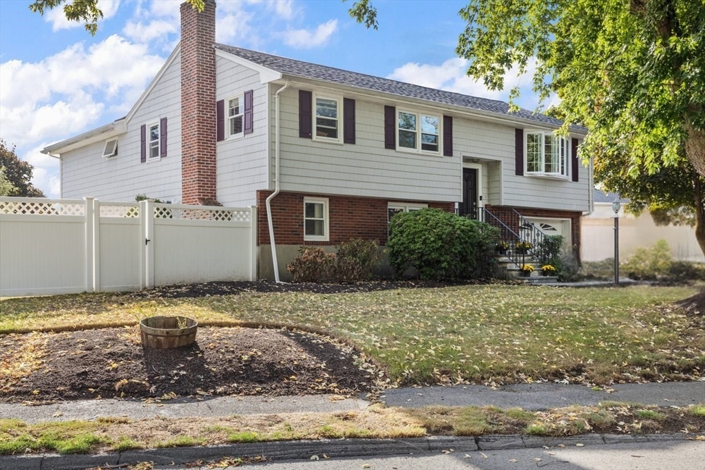 Exeter Dr, Woburn, MA 01801