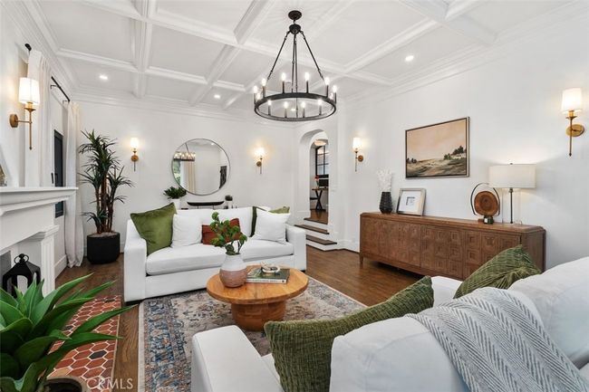 BOTTOM UNIT LIVING ROOM | Image 4