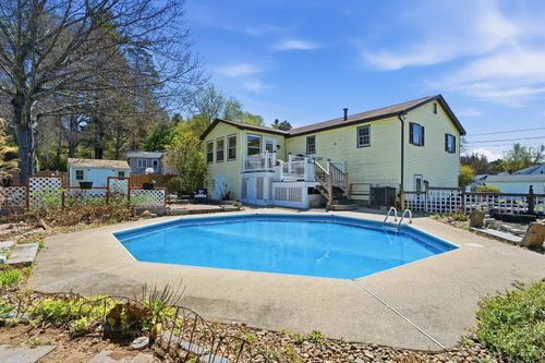 4 Percheron Cir, Nashua, NH, 03062-3216 | Card Image
