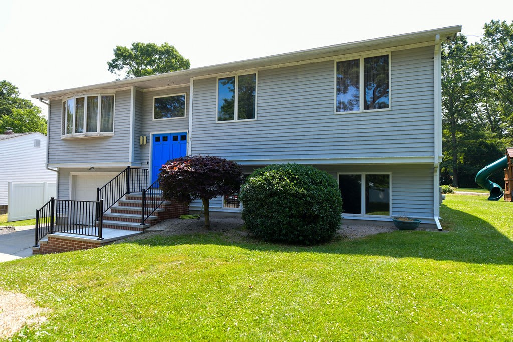 Woodhaven Dr, Johnston, RI 02919