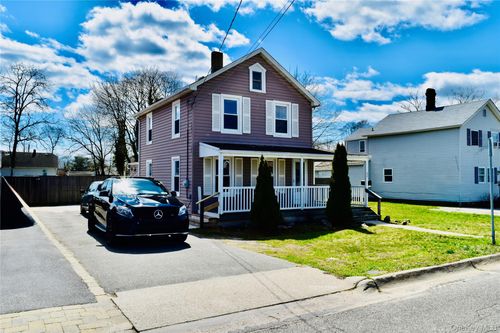 32 Pearl St, Patchogue, NY, 11772-3831 | Card Image