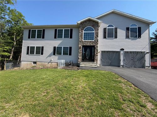 135 Tannenbaum Way, Henryville, PA, 18332-7883 | Card Image