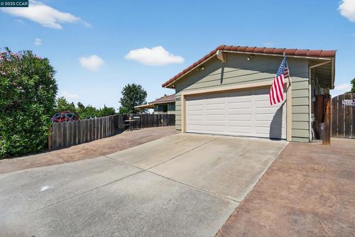 1827 Leo Ln, Concord, CA, 94521-2348 | Card Image