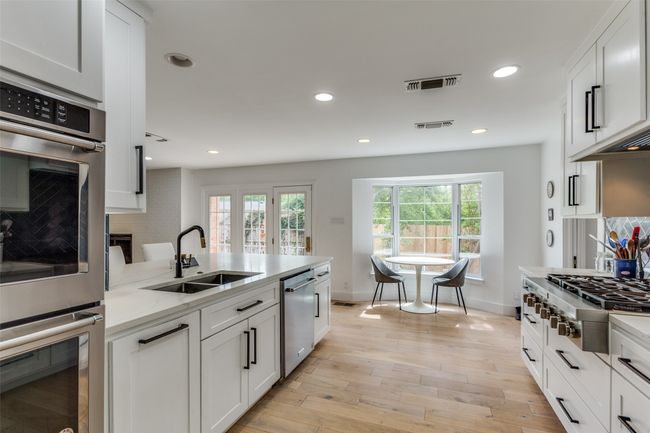 Double electric ovens, double SS sink and dining area near bay window. | Image 8