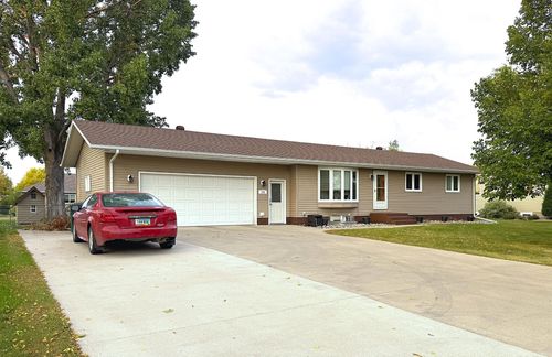 704 3rd Ave Ne, Hillsboro, ND, 58045-4617 | Card Image