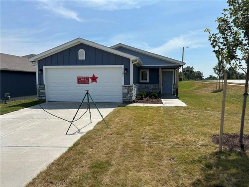 2102 Brookridge Cir, Tonganoxie, KS, 66086-6200 | Card Image