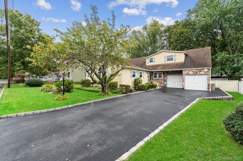 438 Lillian Blvd, Holbrook, NY, 11741-3933 | Card Image