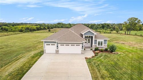 801 E 20th St, Eudora, KS, 66025-7802 | Card Image