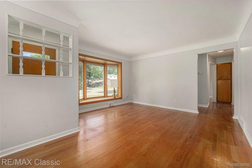 242 E Parker Ave, Madison Heights, MI, 48071-2842 | Card Image