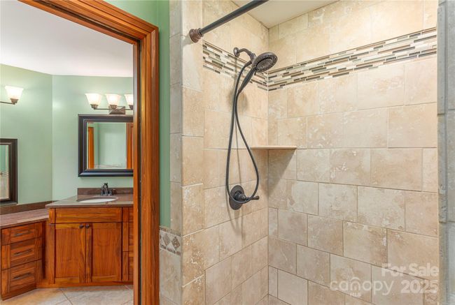 En-suite shower | Image 19