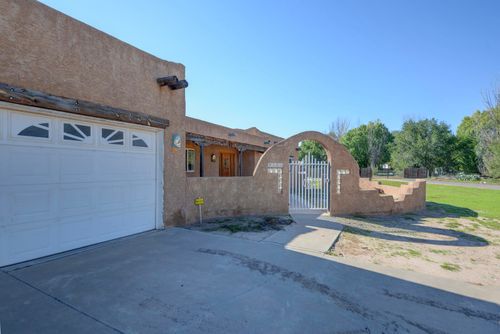 18 Omar Rd, Los Lunas, NM, 87031-7577 | Card Image