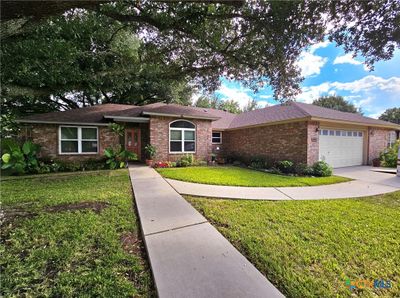 215 Parkridge Circle, House other with 3 bedrooms, 2 bathrooms and null parking in Seguin TX | Image 1