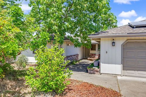 1041 La Loma Dr, Medford, OR, 97504-8613 | Card Image
