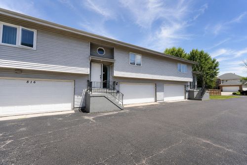 812 Maple Ln, Wheeling, IL, 60090-5532 | Card Image