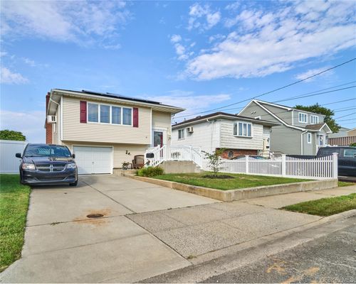 17 Sheridan Rd, Babylon, NY, 11702-4112 | Card Image